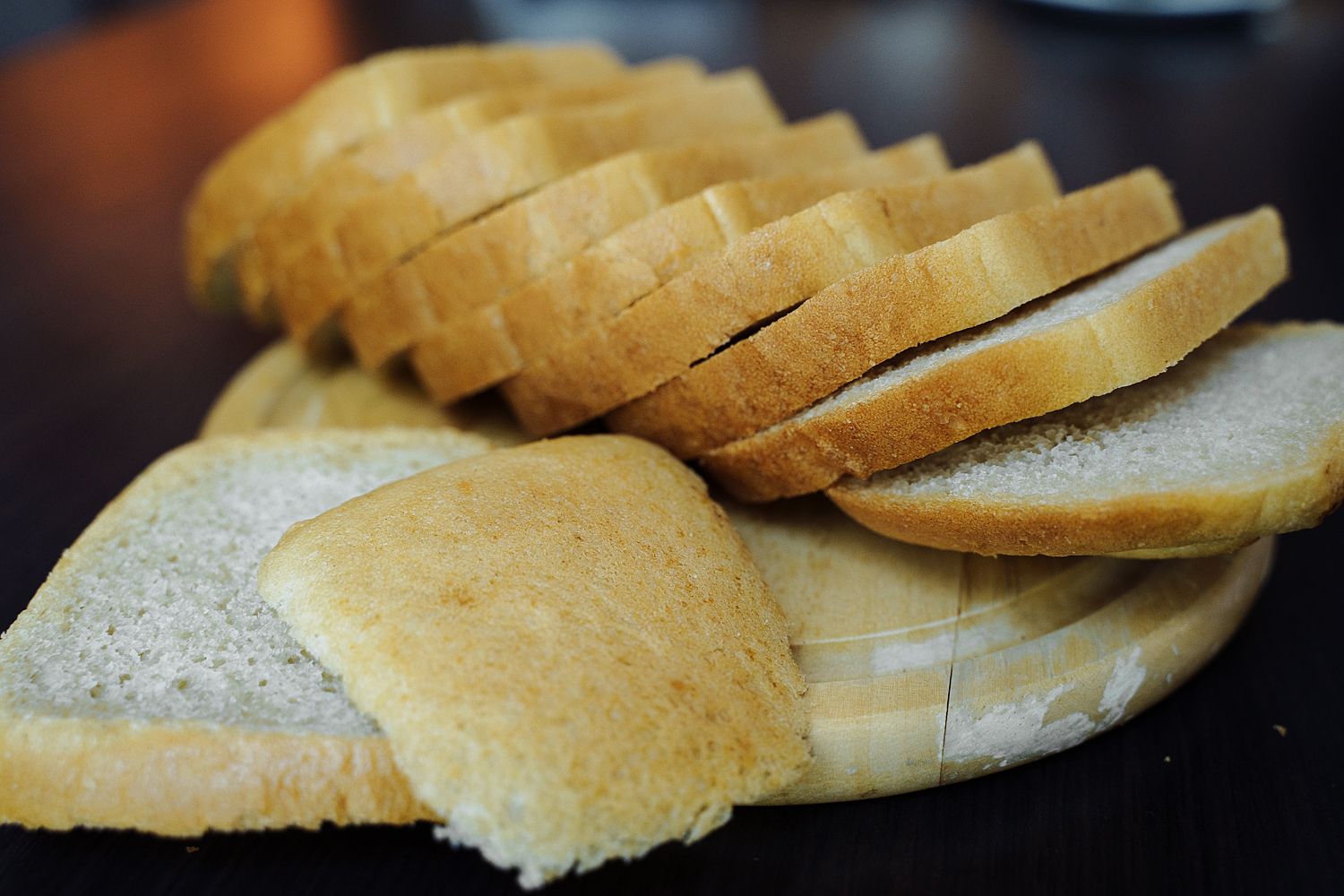 Пшеничное 1 рецепт. Как нарезать пшеничный хлеб на ломтики круглой формы. Коржи хлебные пшеничные купить в Москве.